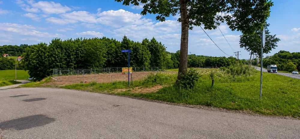 Plac 900 m² przy DK94 + kontener handlowy + fotowoltaika + monitoring
