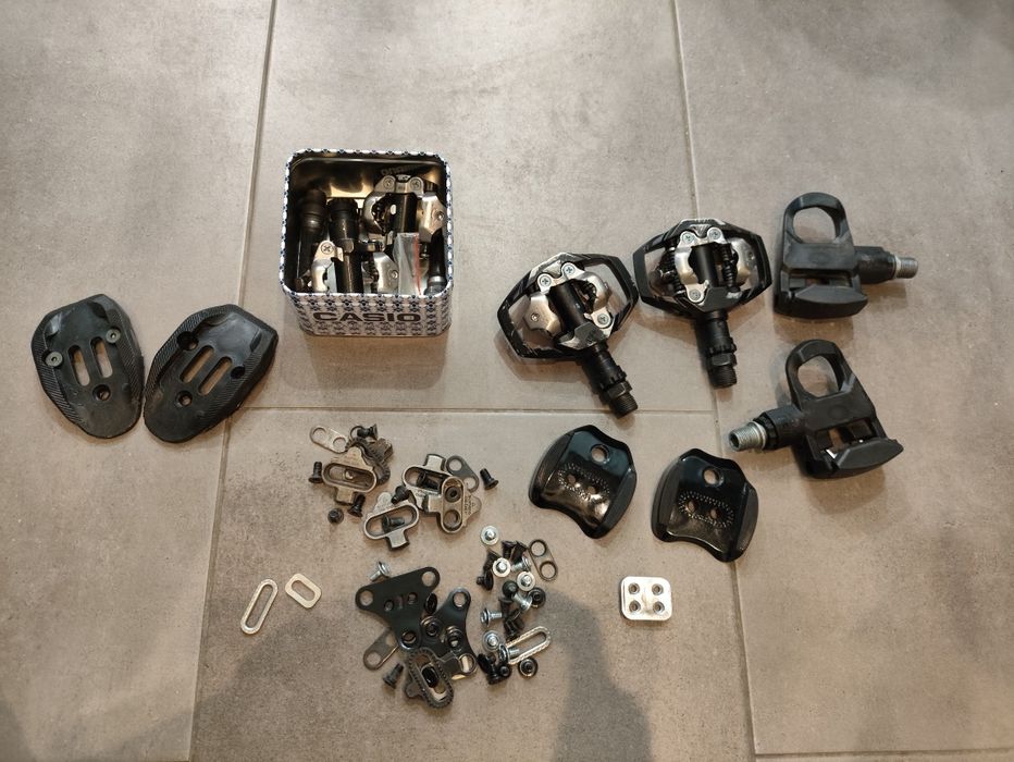 Zbiór części rowerowych: sztyce, hamulce, pedały, akcesoria