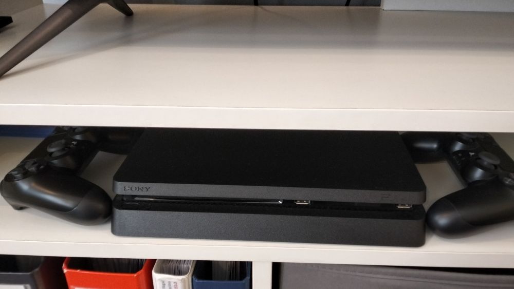 Consola PlayStation 4 Slim 500GB e 2 comandos originais, na garantia.