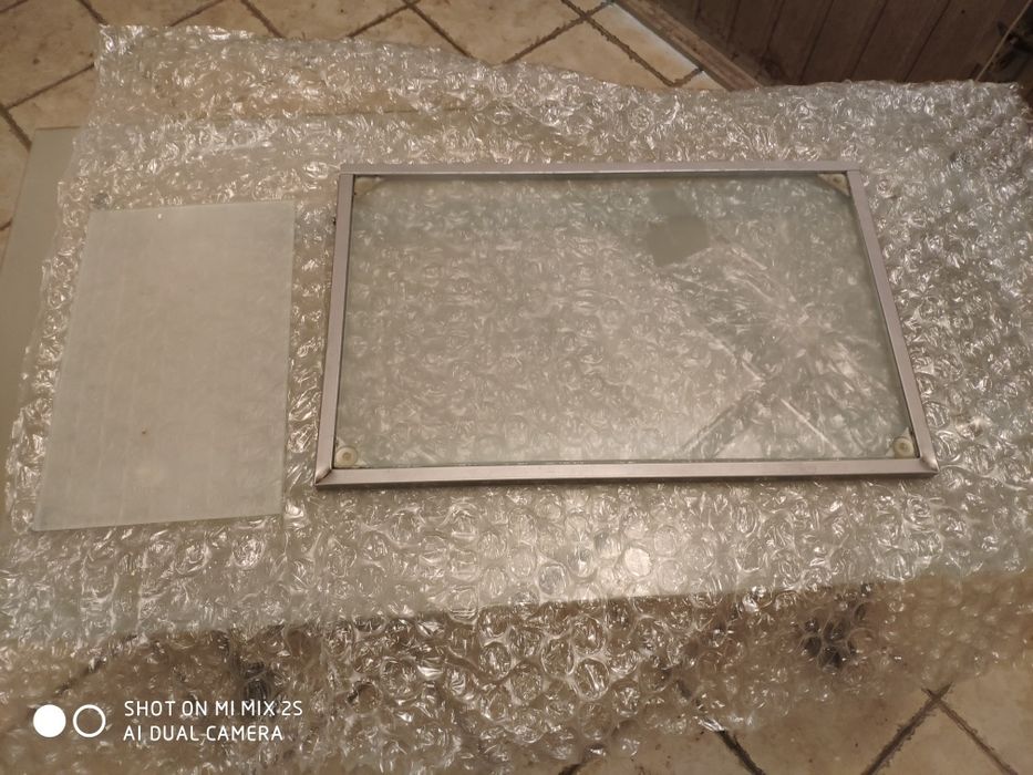 Secretaria metálica e vidro.