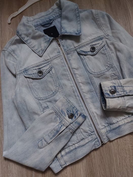 Джинсова курточка на молнії!! Розмір S-M..