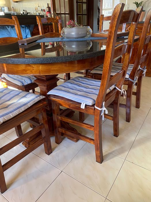 Mesa de cozinha em madeira com tampo de granito preto