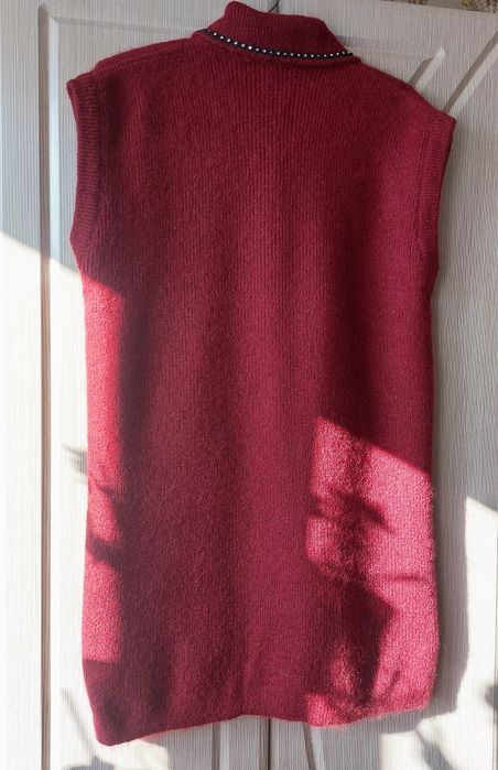 Красивая теплая и уютная жилетка безрукавка шерстяная на пуговицах