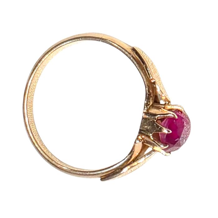 Złoty radziecki pierścionek z rubinkiem