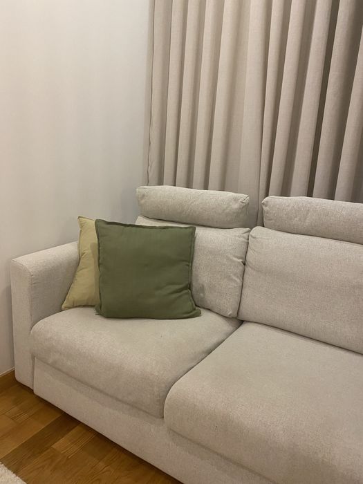 Sofá bege com 240 cm