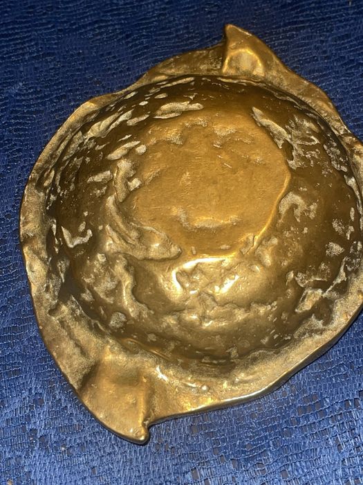 Бронзовая пепельница,вес 1кг 064 гр