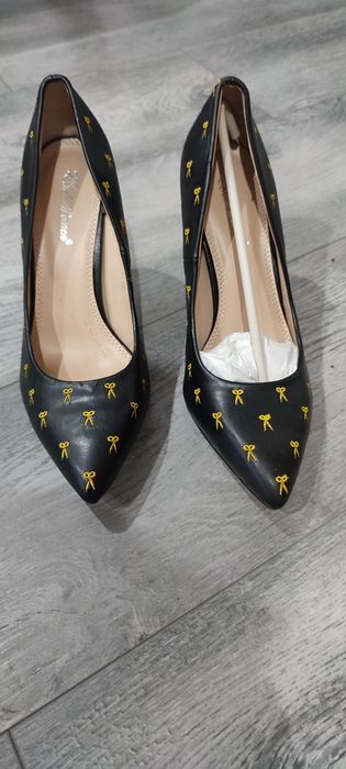 Szpilki w nożyce, buty na wysokim obcasie. SUPER