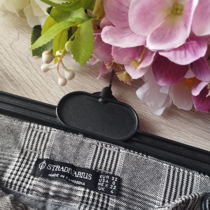 Stradivarius spodnie w kratkę XXS (32) – eleganckie i stylowe