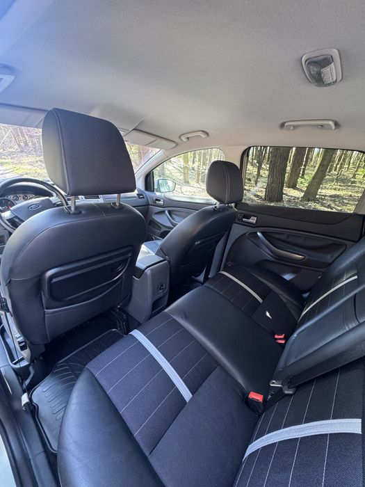 автомобіль Ford Kuga