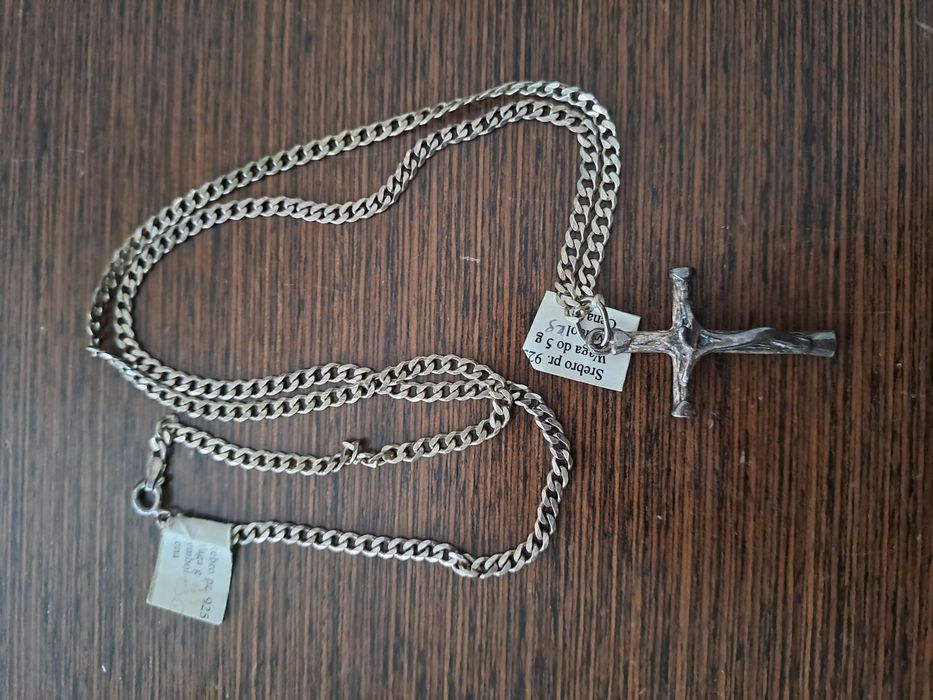 Srebrny krzyżyk i łańcuszek