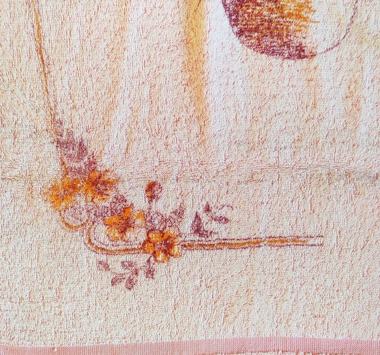 3 ręczniki różowe z twarzą dziewczynki.