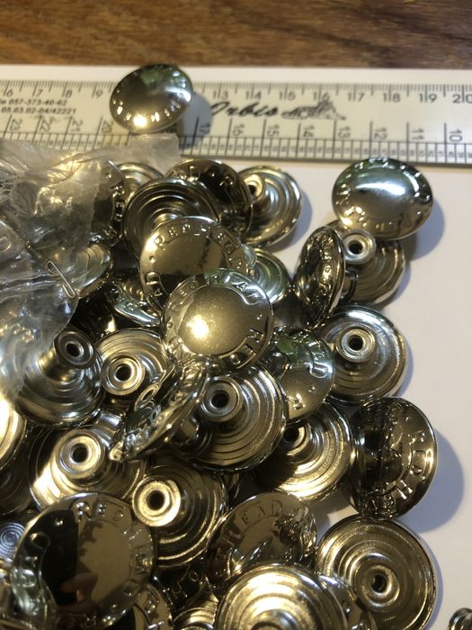 Кнопки, пуговицы для верхней одежды с диаметром 2,5 см.