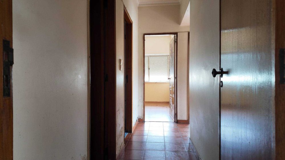 T3 para Remodelar | Excelente Potencial | Póvoa de Santo Adrião e Olival Basto