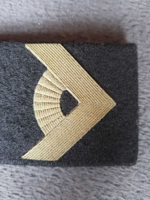 Pagony na mundur polowy w stopniu młodszego chorążego marynarki.