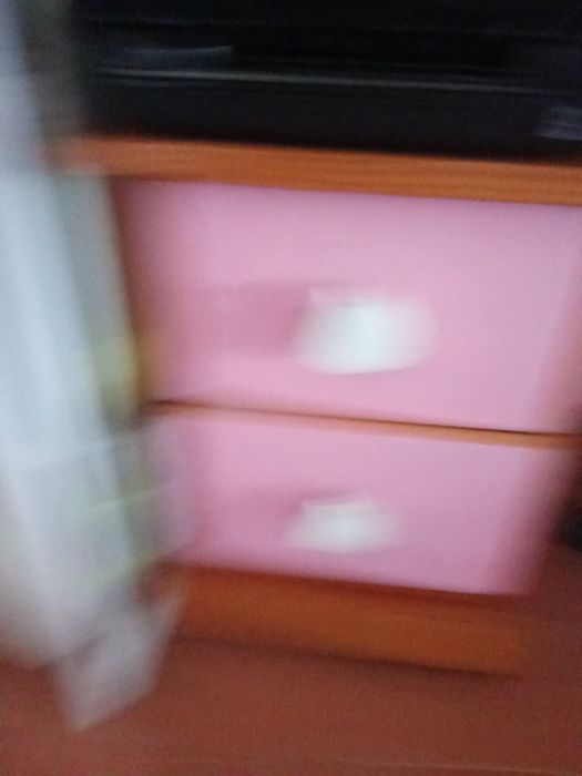 Cama dupla em gavetão e mesa de cabeceira