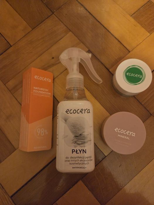 Zestaw kosmetyków Ecocera puder płyn do dezynfekcji podkład