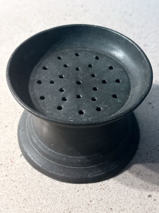 Antiguissimo areeiro de mesa secretária em estanho