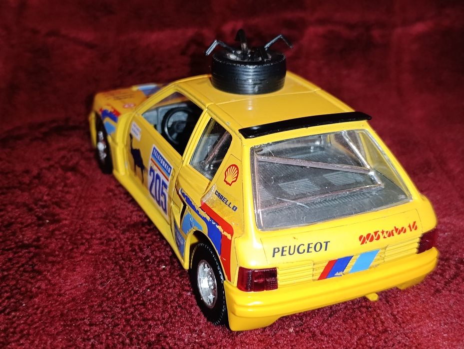 Miniatura Burago Peugeot 205 Turbo