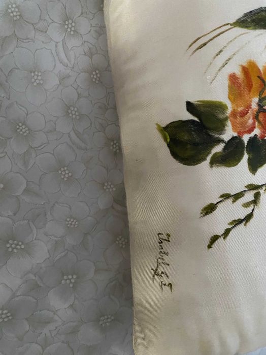 Almofadas decorativas em cetim pintadas à mão