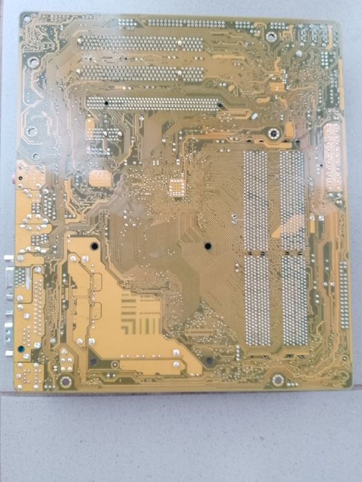 Плати комп'ютера та мікрофони.