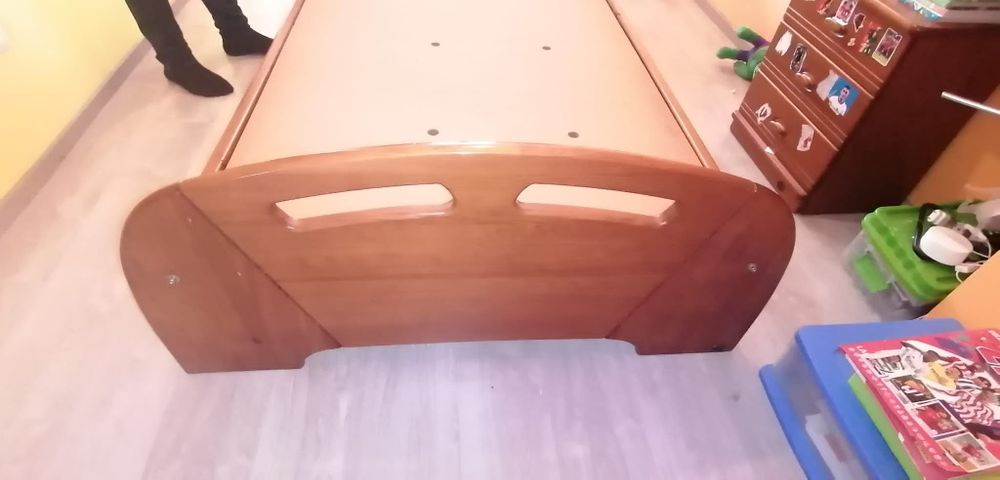 Cama solteiro em cerejeira