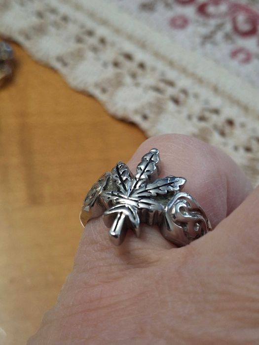 Каблучка срібна з рельєфним дизайном у вигляді канабісу