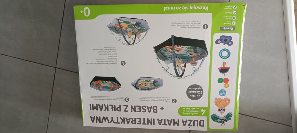 Mata interaktywna i basen z piłkami