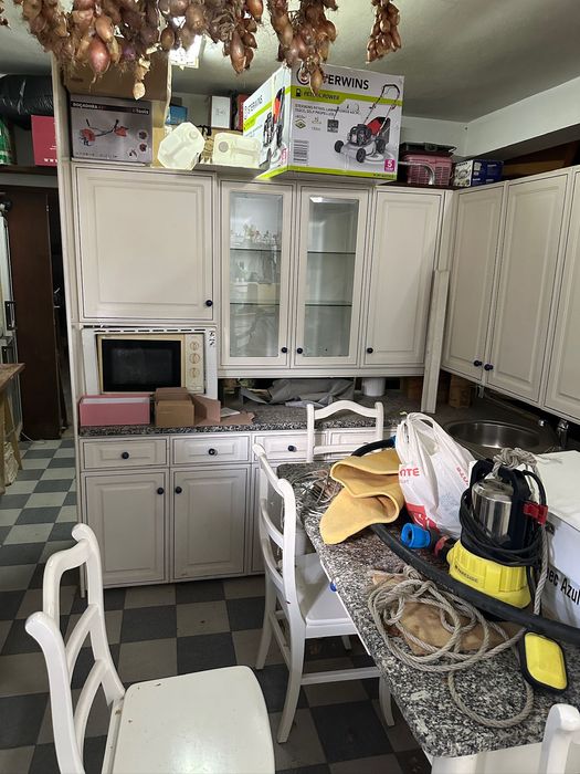 Cosinha usada completa com electrodomestics + 1 mesa e 4 cadeiras