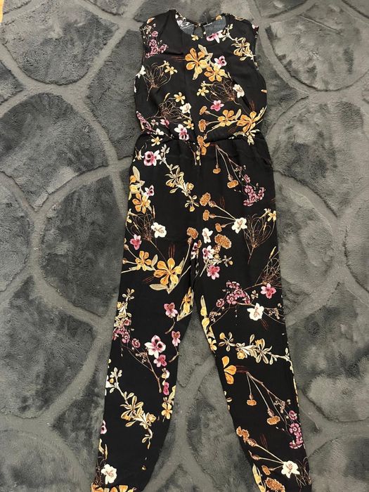 Kombinezon czarny w kwiaty  rozmar M