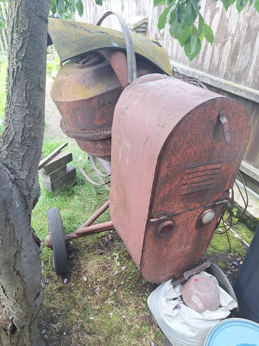 Stara solidna betoniarka