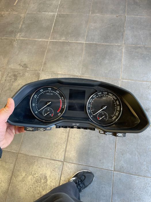 Приладова панель Skoda Superb 3