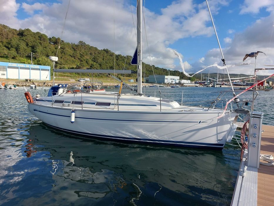 Veleiro Bavaria 32" (veleiro alemão com bandeira portuguesa);