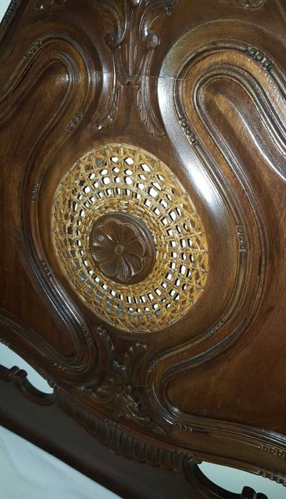 Cama antiga restaurada