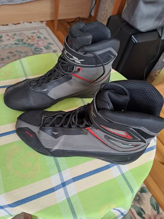 Мотоботы продам черные