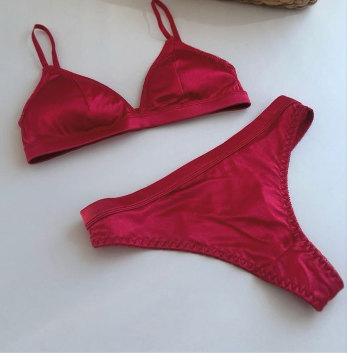 Шовковий бюст та стрінги