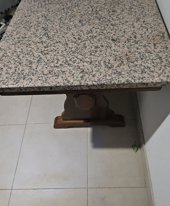 Mesa de madeira e pedra