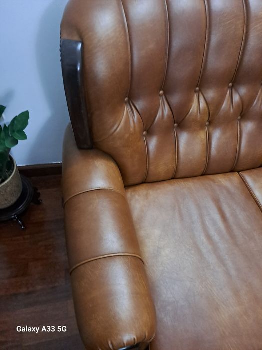 Sofa em pele castanho