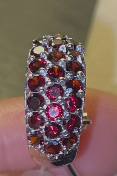 Brincos em prata 925 com granadas