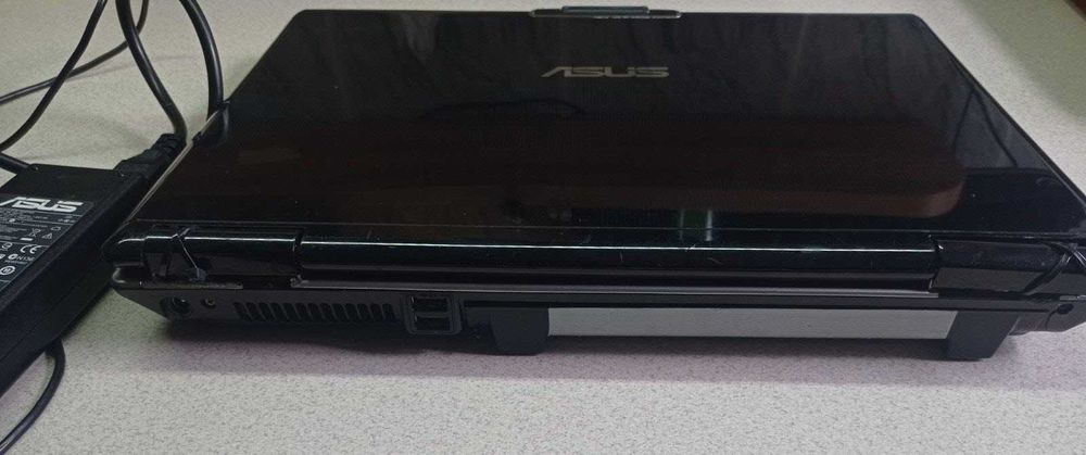 Працюючий ноутбук ASUS M51Vr /15.4"/P8400/4GB/SSD / на запчастини або відновлення