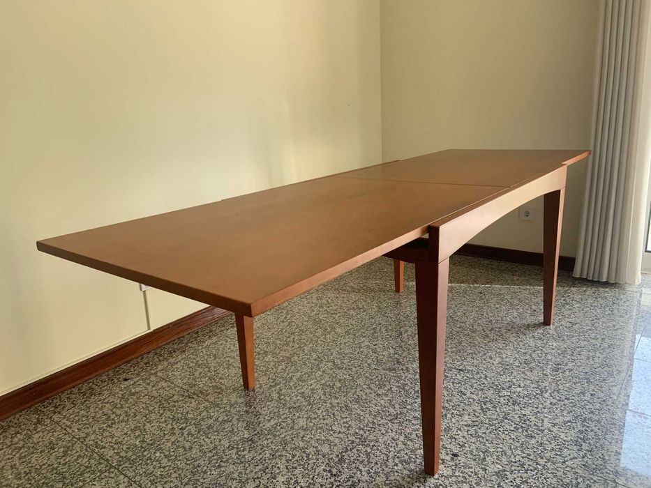 Mesa de Jantar com 6 cadeiras.