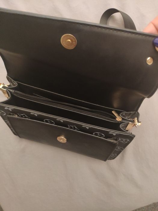 Czarna torebka na pasku.