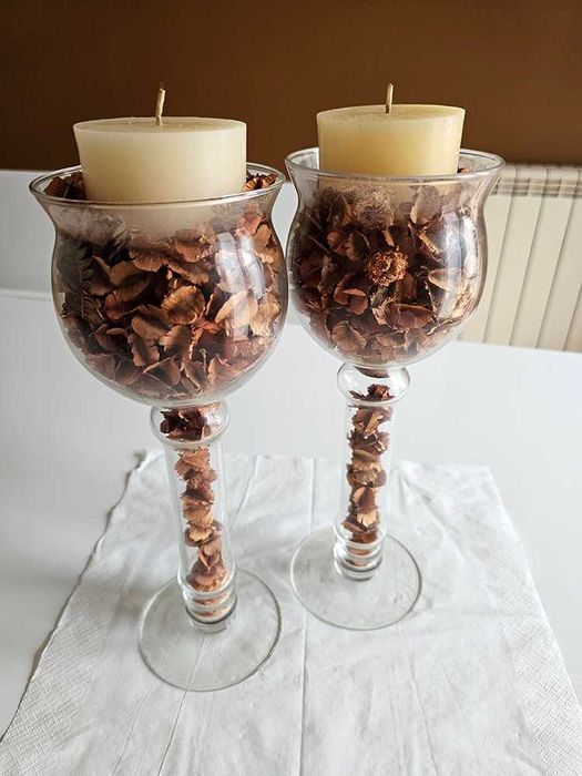 Dois suportes com pés e velas