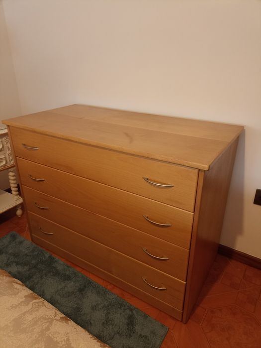 Cama solteiro, cómoda e mesa de cabeceira