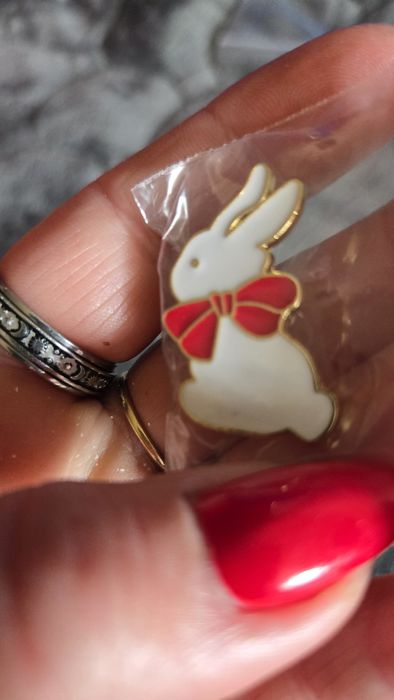 Przypinka króliczek bialy.