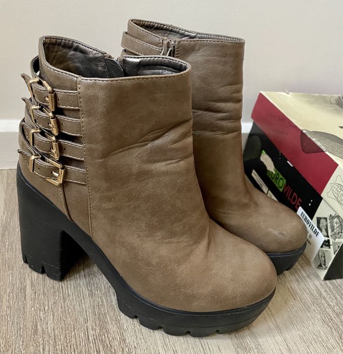 Botas castanhas com salto (Catisa, tamanho 39)