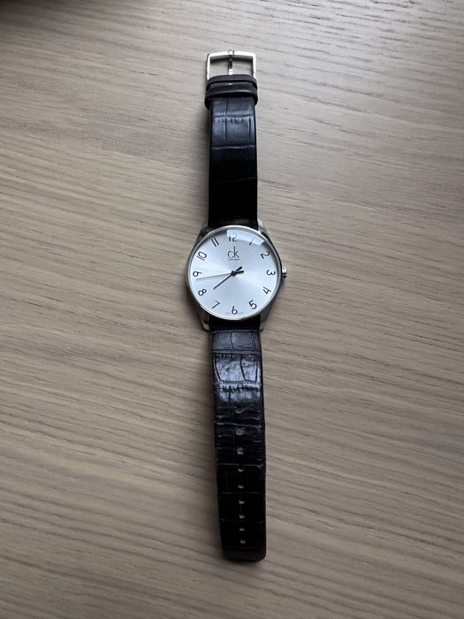 Elegancki zegarek Calvin Klein Classic K4D211 – srebrne wykończenie