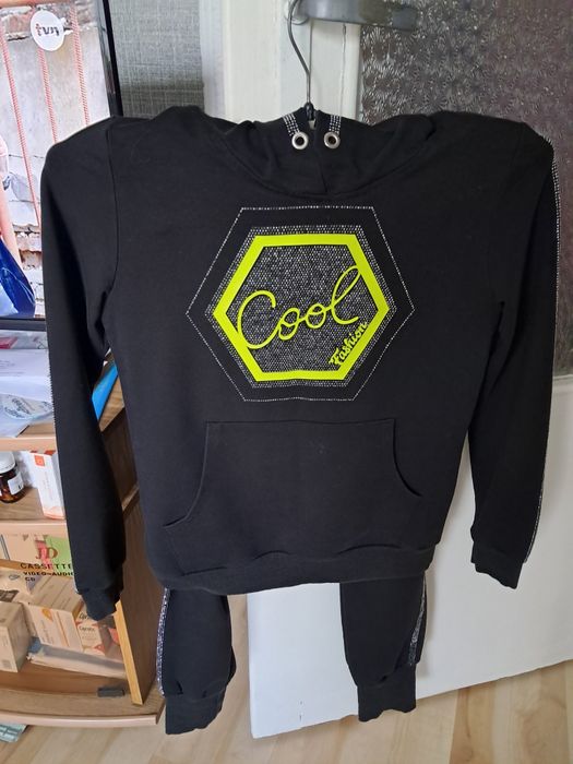 Dres damsk z długim rękawem.