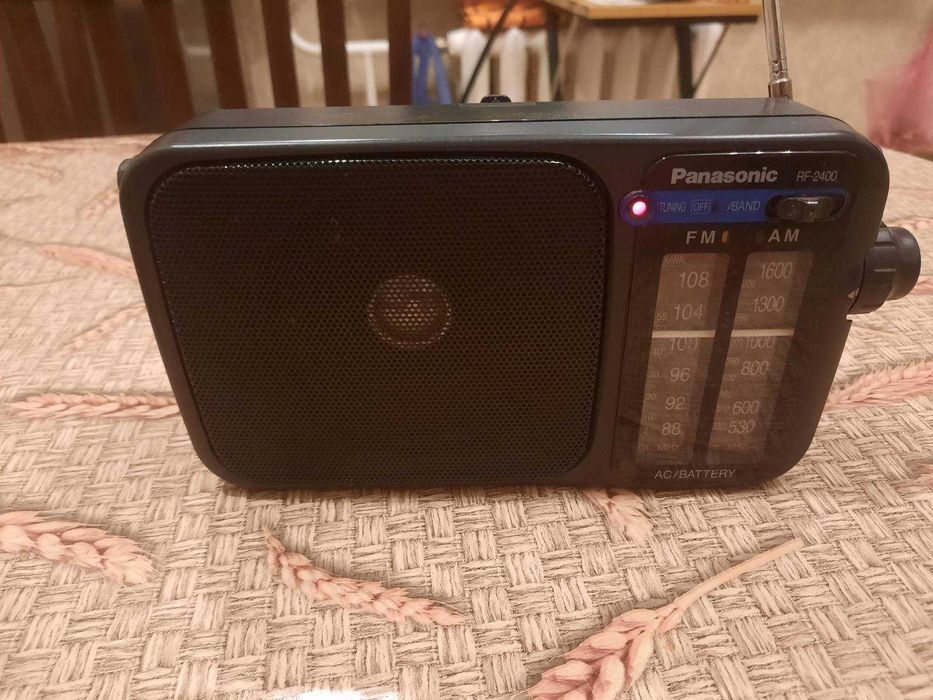 Радіоприймач / годинник Panasonic RF-2400