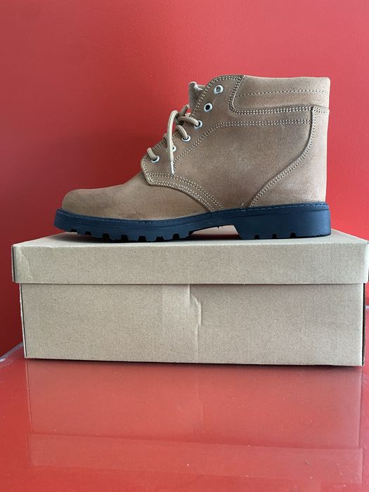 Bota de cabedal com atacas