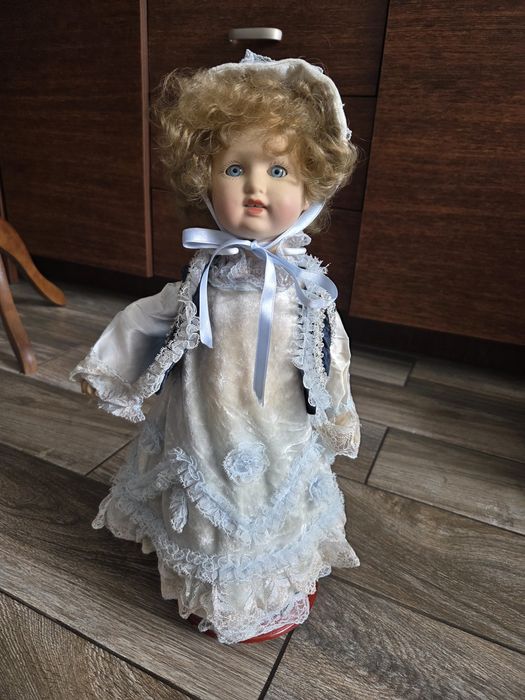 Bardzo stara lalka muzealna cala z porcelany